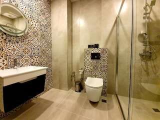 Отель Porto Hotel Baku Баку Cемейный номер с собственной ванной комнатой-1