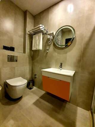 Отель Porto Hotel Baku Баку Cемейный номер с собственной ванной комнатой-2