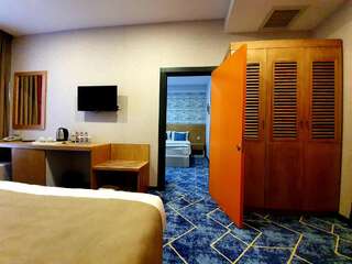 Отель Porto Hotel Baku Баку Cемейный номер с собственной ванной комнатой-3