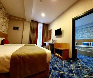 Отель Porto Hotel Baku Баку Cемейный номер с собственной ванной комнатой-4